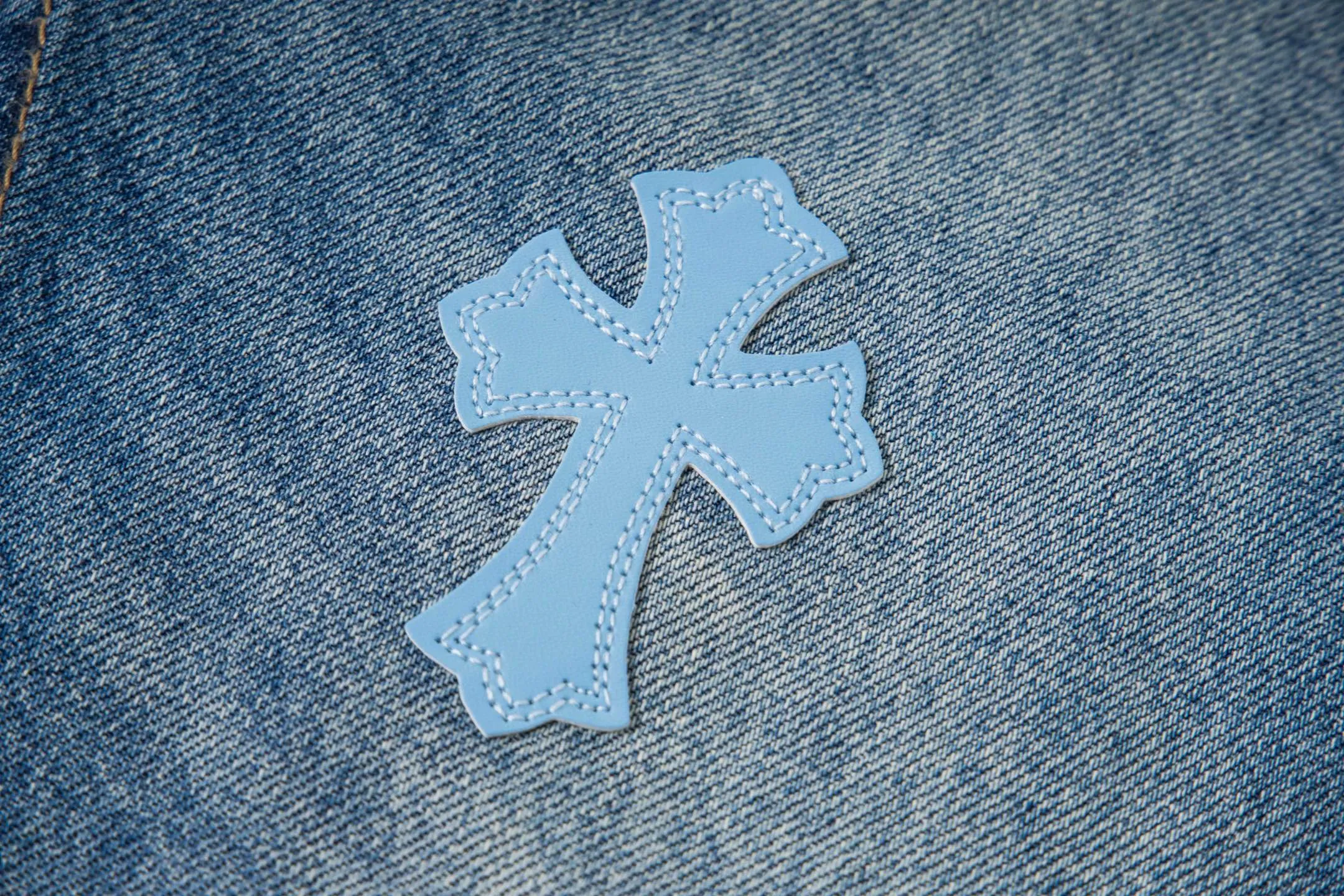 P260 Chrome Hearts micro-flared light blue multi-leather hot jeans. CH jeans need to be washed after the finished product, then disassembled and hand-stitched with sheepskin cross leather and then spliced ​​to complete. The whole piece has too many craftsmanship to explain. The patchwork cross pattern is embellished, and the high-waisted washed jeans! ! Absolutely high-end luxury products, god-level single products and super popular products, made with top heavy industry, a must-see magic weapon. Customized hardware. The fabric is thick and soft after washing. It has good breathability. Customized small leather label. Unique design. The details are simple and elegant, and the workmanship is exquisite. The entire trousers are neatly routed and the details are in place! It’s so cool that both men and women can easily control the genderless trend! Style number: 1796# Color: blue Size: 28 30 32 34 36
